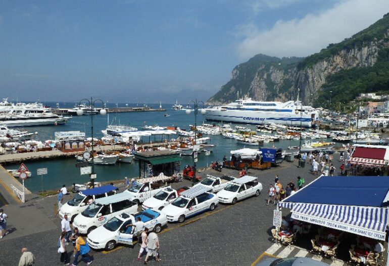 Capri, aliscafo urta banchina, nessun ferito