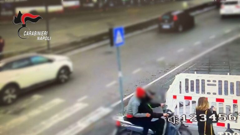 Napoli, rapina una donna e la trascina a terra in piazza Garibaldi: arrestato 19enne