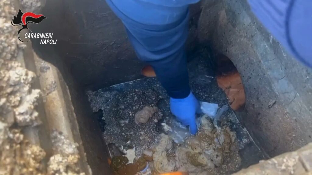 Afragola, gettano la droga nel water: arrestati due pusher