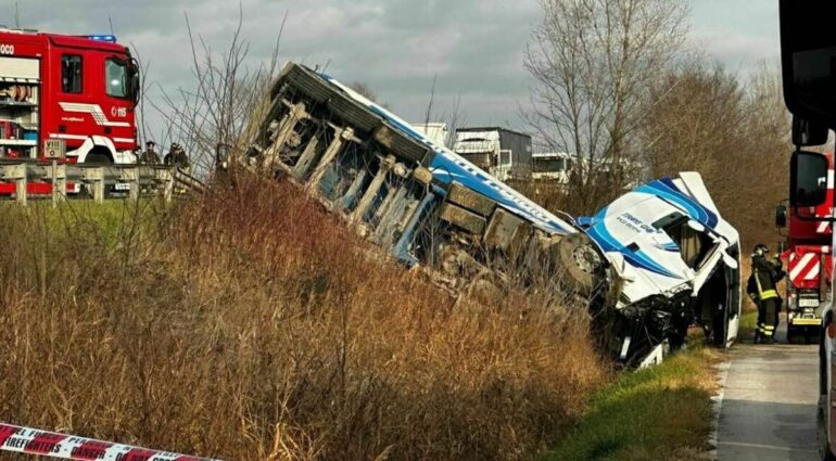 Incidenti stradali: ambulanza contro Tir a Pordenone, 3 morti e 4 feriti