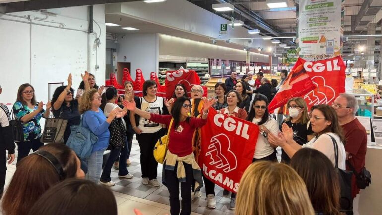Afragola, lavoratori Ipercoop licenziati in presidio fisso: è corsa contro il tempo
