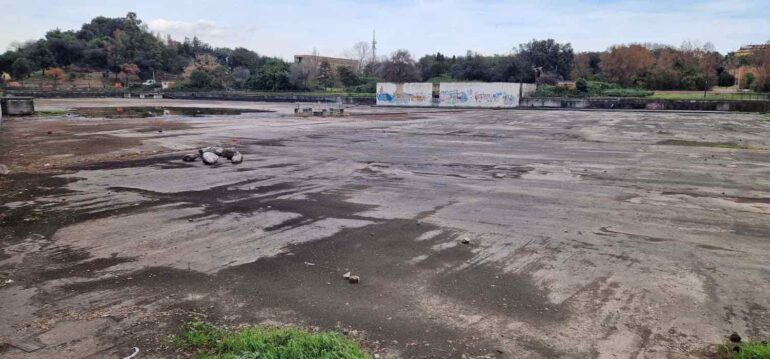 Il degrado del Parco Troisi a San Giovanni a Teduccio: giostrine distrutte, strutture crollate e abbandono totale