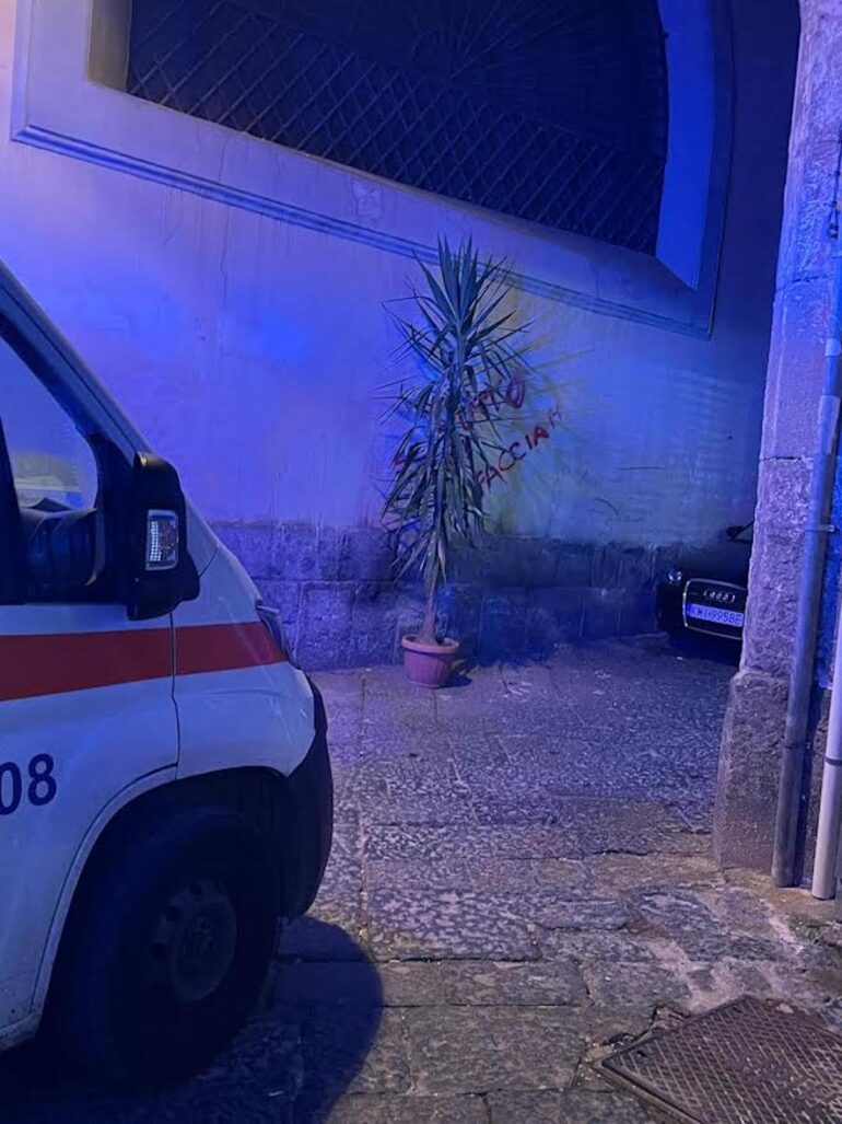 Napoli, ambulanza bloccata da auto in sosta selvaggia in pieno centro storico