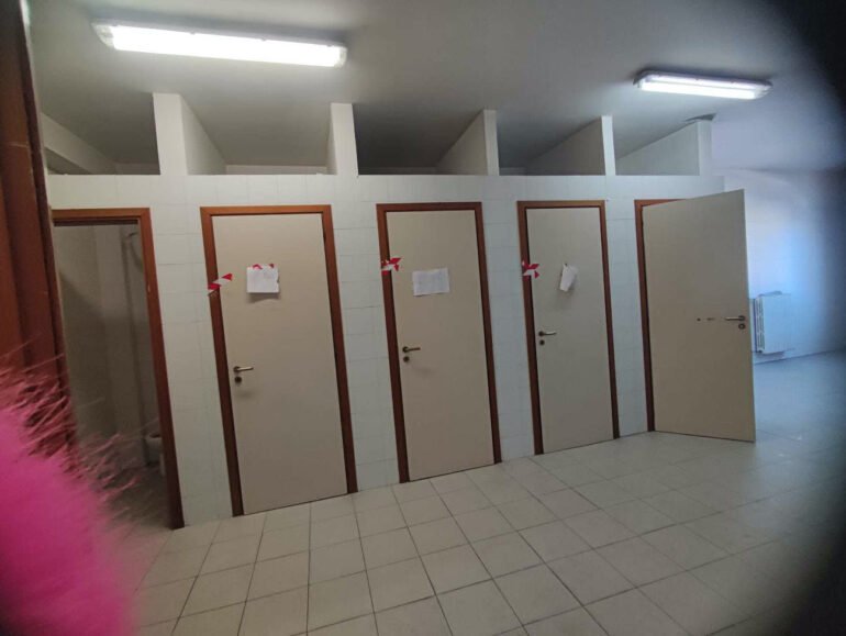 Emergenza alla scuola elementare di Melito: niente riscaldamenti, muffe, bagni rotti e soffitto che crolla