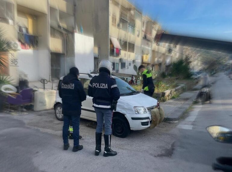 Napoli, rimossi veicoli abbandonati nel quartiere Soccavo