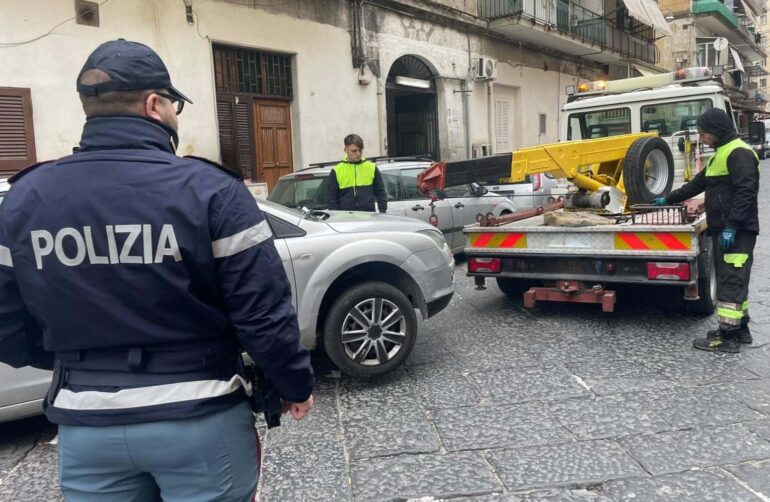 Napoli, rimossi 32 tra auto e moto abbandonate in strada tra il rione Vasto e Mercato