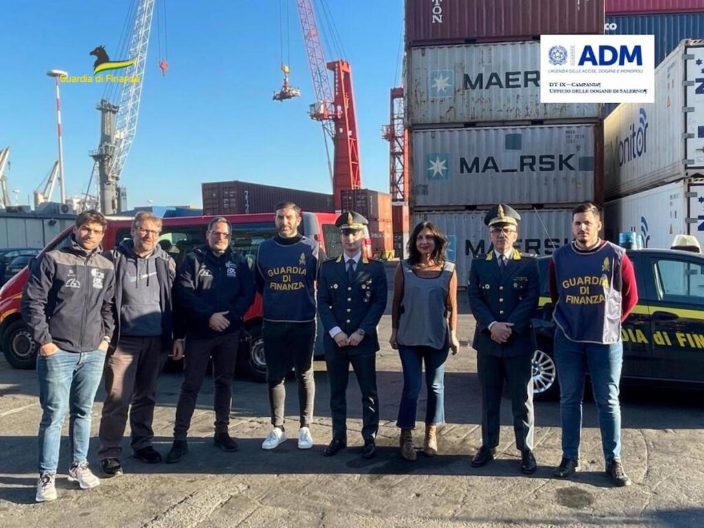 Salerno, 1300 capi di abbigliamento dal mercato del falso alla Caritas