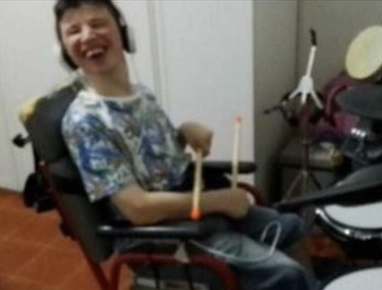 Pianura, rubato furgone con pedana per disabile: la famiglia chiede aiuto ai social