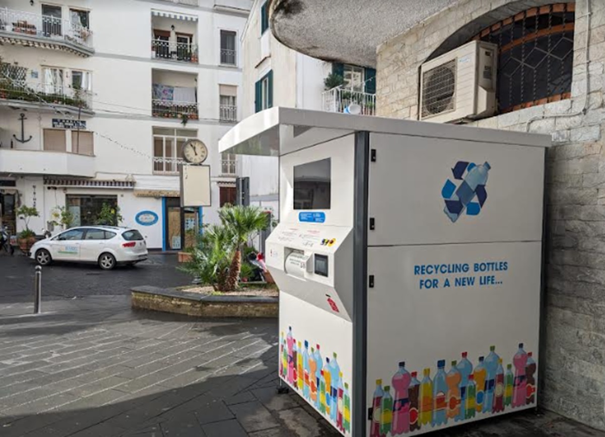 Amalfi si dota di un eco-compattatore dedicato alla raccolta delle bottiglie di plastica