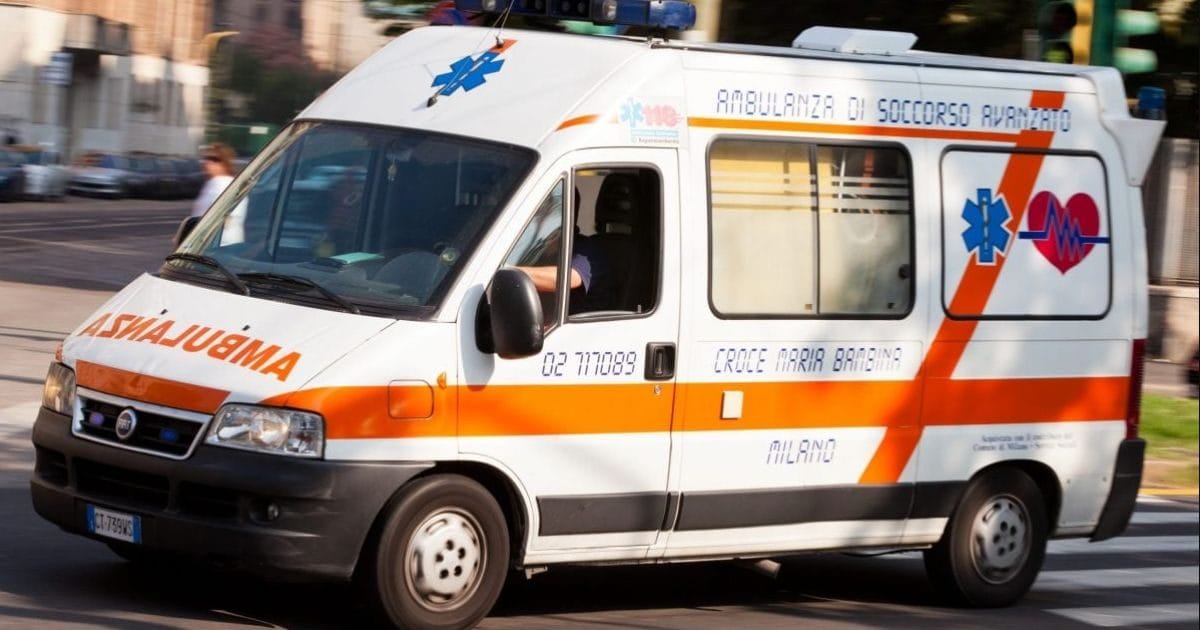 Ambulanza sequestrata a Napoli per mancanza di assicurazione a Piazza Plebiscito.