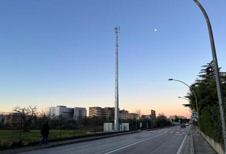 Caserta, antenna Iliad troppo vicina all’ospedale: per il Tar va rimossa