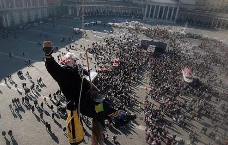 Napoli, la Befana si cala da Palazzo Reale