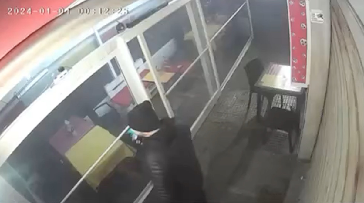 Attacco con bombe carta distrugge gazebo bar Grumo Nevano