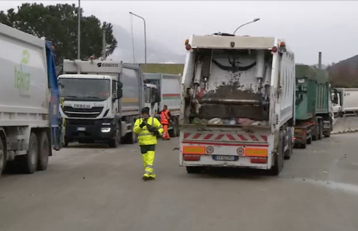 Camion Nu dei comuni di Napoli e provincia bloccati per lo sciopero della Sapna