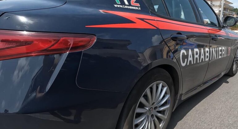 napoli, rubano merce al supermercato