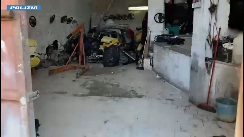 Scoperta a Casoria la centrale di smontaggio delle auto rubate: 5 arresti