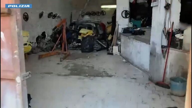 Scoperta a Casoria la centrale di smontaggio delle auto rubate: 5 arresti