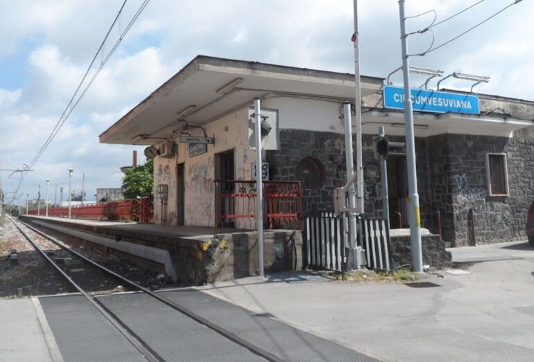 He crosses the tracks with his scooter: he dies after being hit by the train