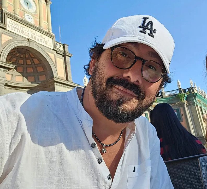 Incidente per l’attore napoletano Ciro Villano, la sua auto si ribalta: “Testa e vertebre rotte, ma sto bene”