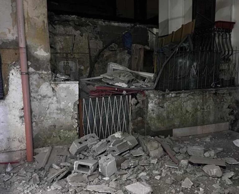 Secondigliano, crolla solaio in via Giovo: sgomberate 9 famiglie