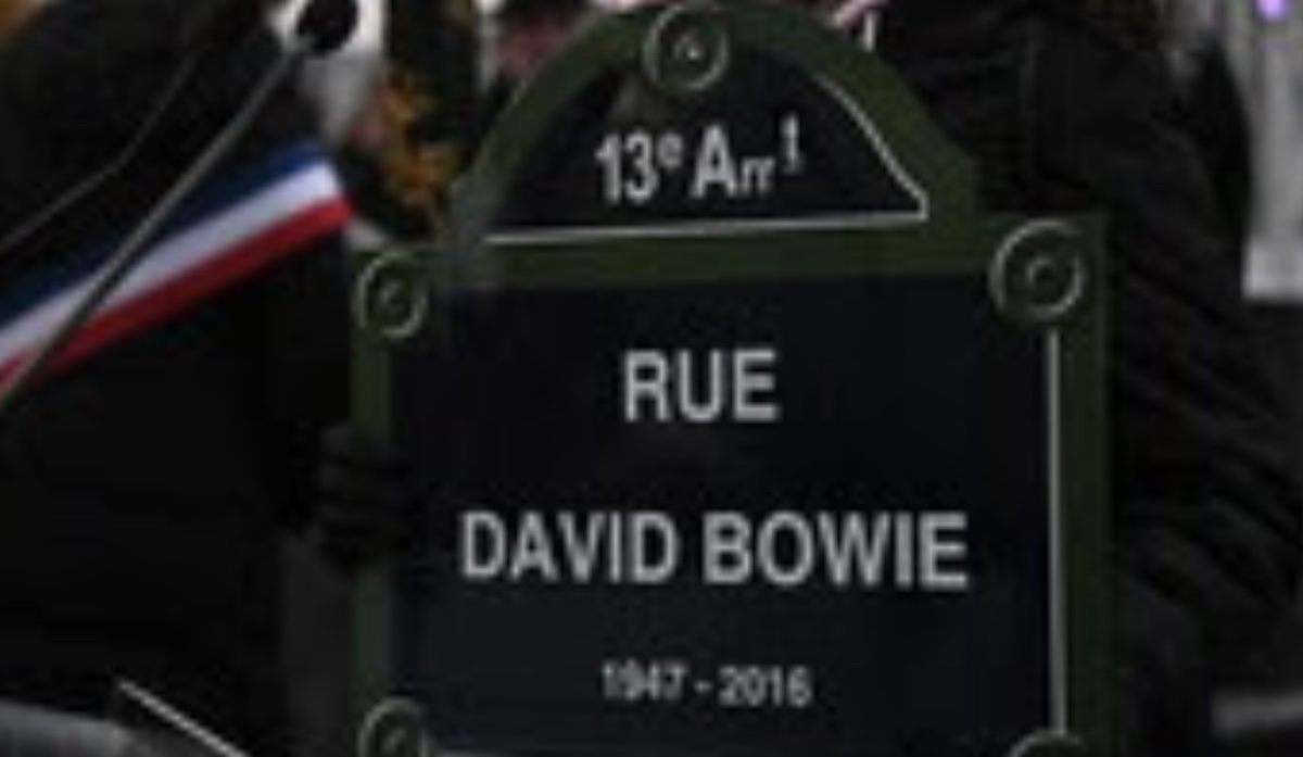 Parigi inaugura la prima strada al mondo dedicata a David Bowie