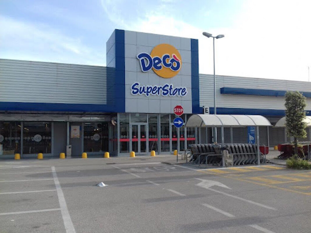 ladri supermercato decò