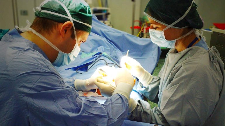 Forcella, colpita da proiettile vagante: nuova operazione