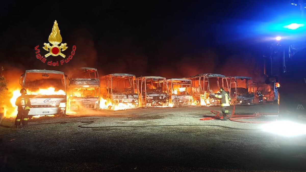 Incendio in deposito di ditta di trasporti a Caserta: distrutti otto autobus