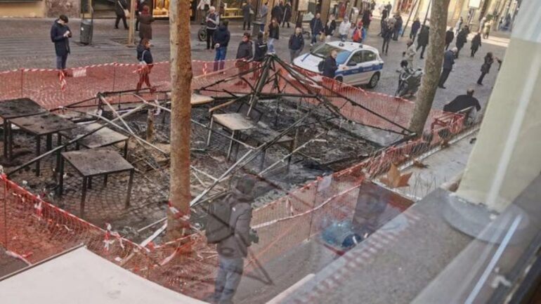 Napoli, incendio notturno a “@social pizza” di via Scarlatti:  gazebo distrutto