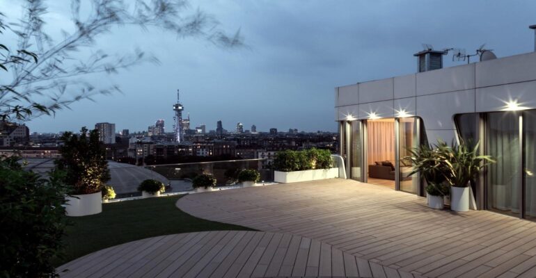 La vista dal terrazzo dell'attico