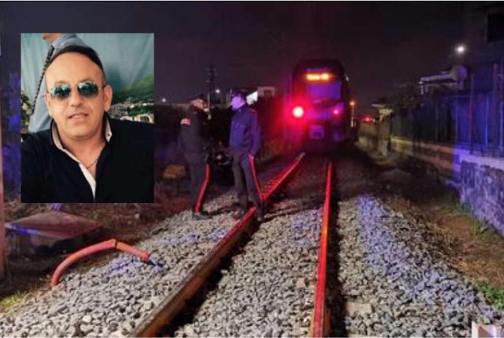 Scafati, travolto dal treno sullo scooter: era un rider di 50 anni