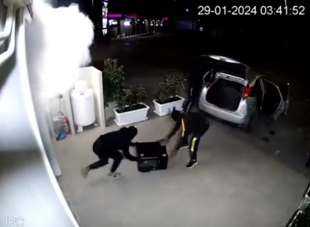 Licola, ladri portano via la cassa dalla grafferia inaugurata pochi giorni fa
