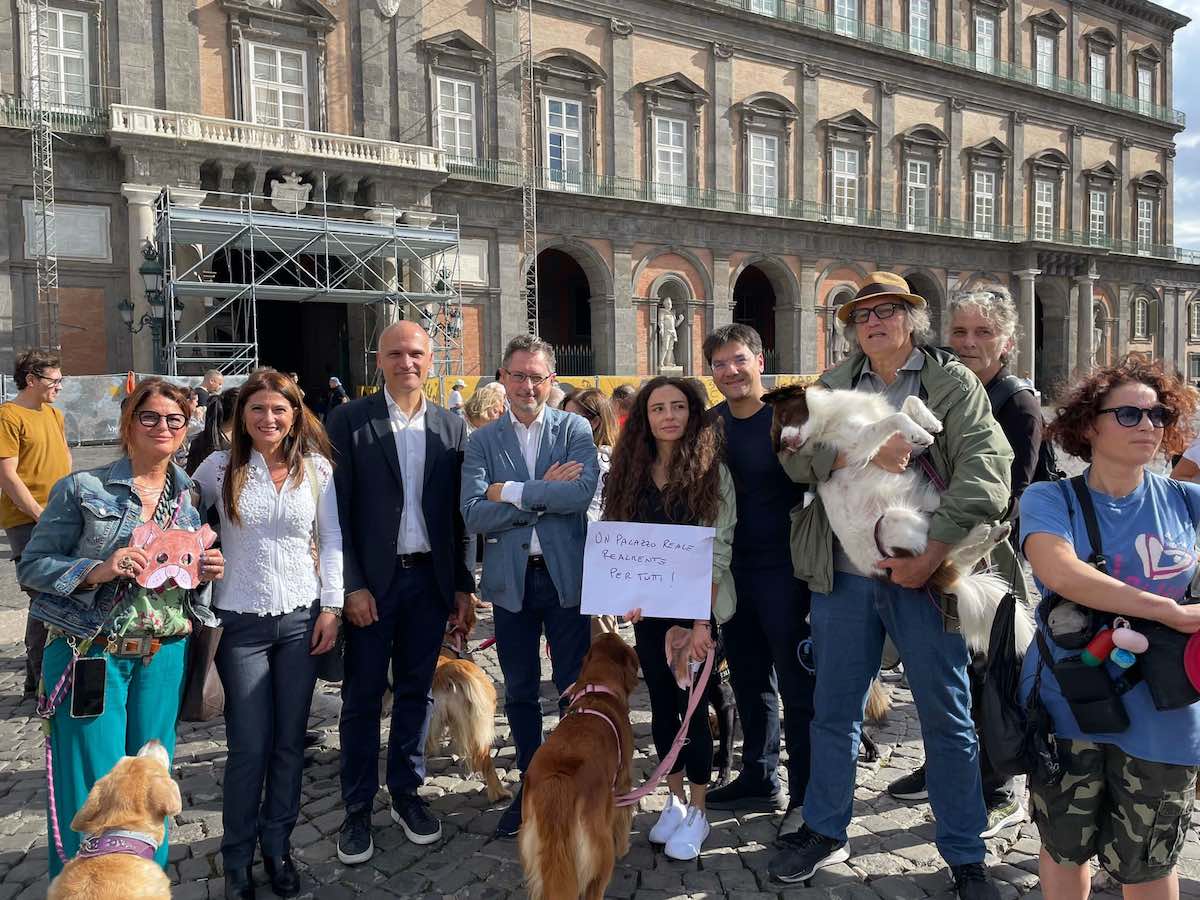 Napoli, il Tar conferma il divieto ai cani di poter entrare nei giardini di Palazzo Reale