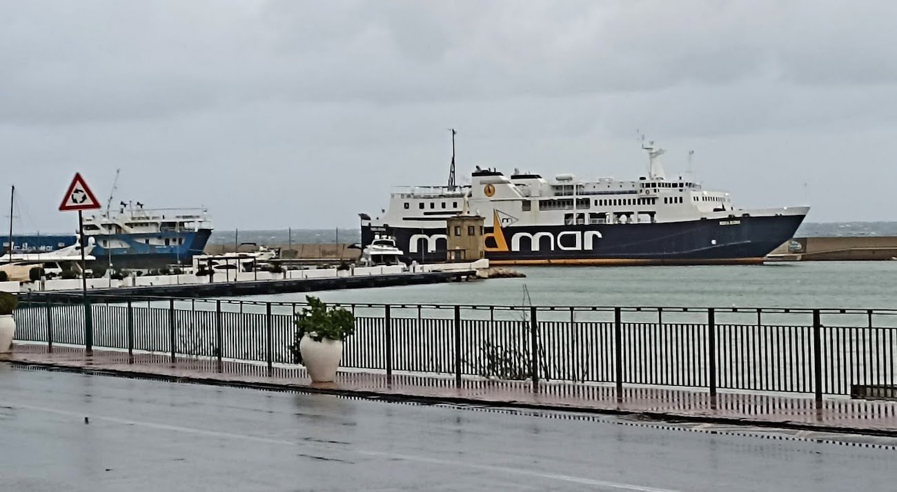 Casamicciola, nave bloccata: sub la staccano da catena di una boa