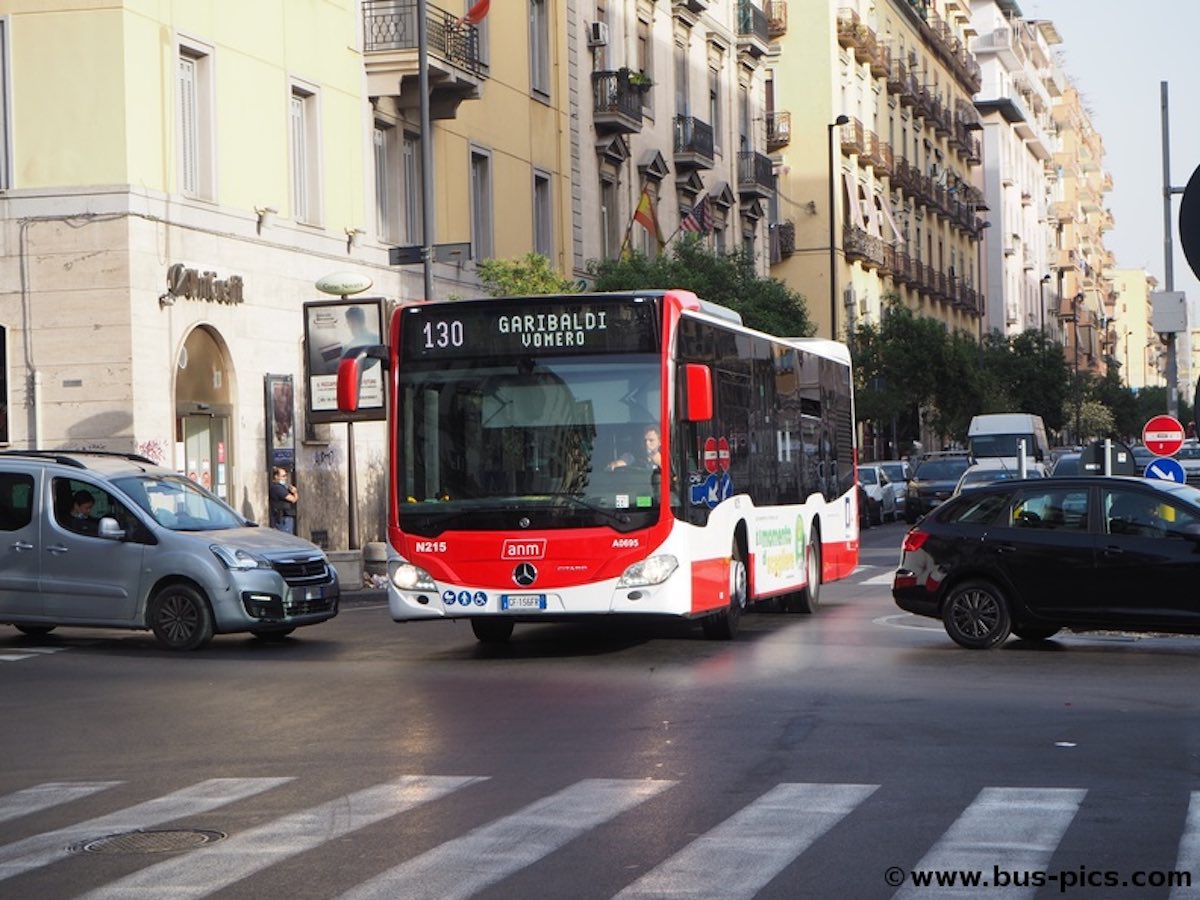 Incidente a Napoli: autobus fuori strada, feriti conducente e passeggera