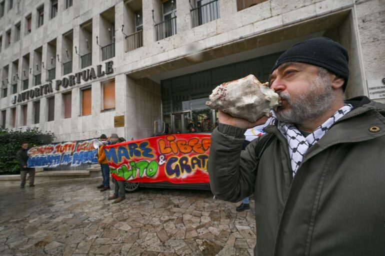 Napoli, sit-in di protesta contro la proroga delle concessioni balneari