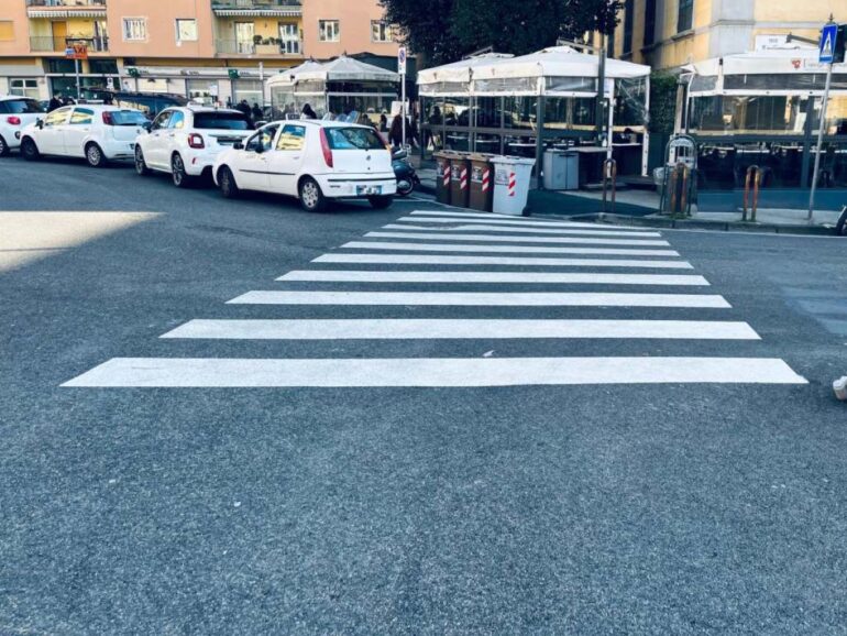 Napoli, piazza degli Artisti: ripristinate le strisce pedonali