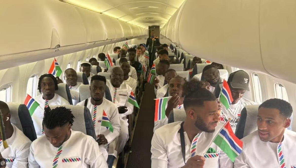 Finisce l’ossigeno in volo, tragedia sfiorata per la Nazionale del Gambia: “Mezz’ora in più e saremmo morti tutti”
