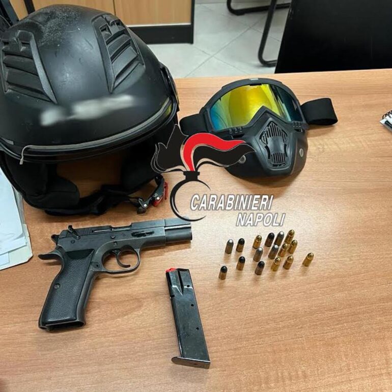 Napoli, agli arresti in casa con una pistola pronta all’uso: va in carcere