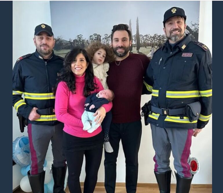 napoli poliziotti aiutano donna partorire