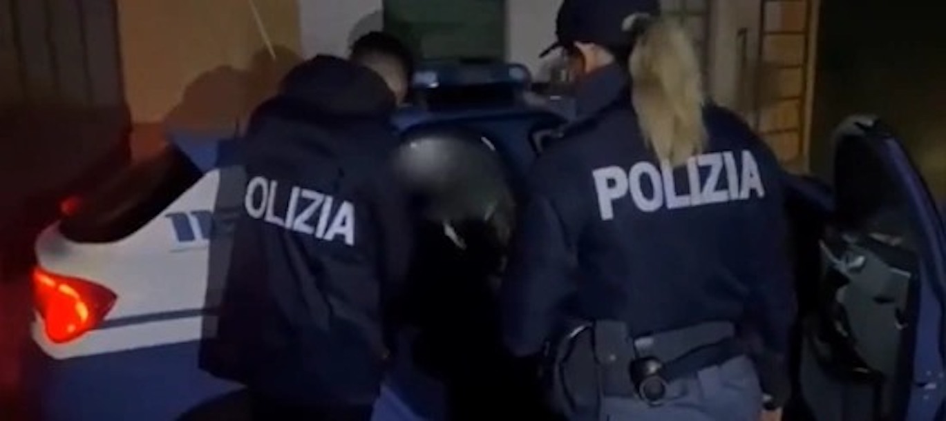 Campania, riciclavano auto con documenti esteri falsi: blitz della polizia