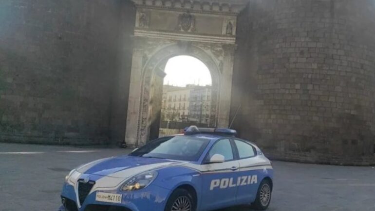 porta capuana, sorpreso a cedere la droga