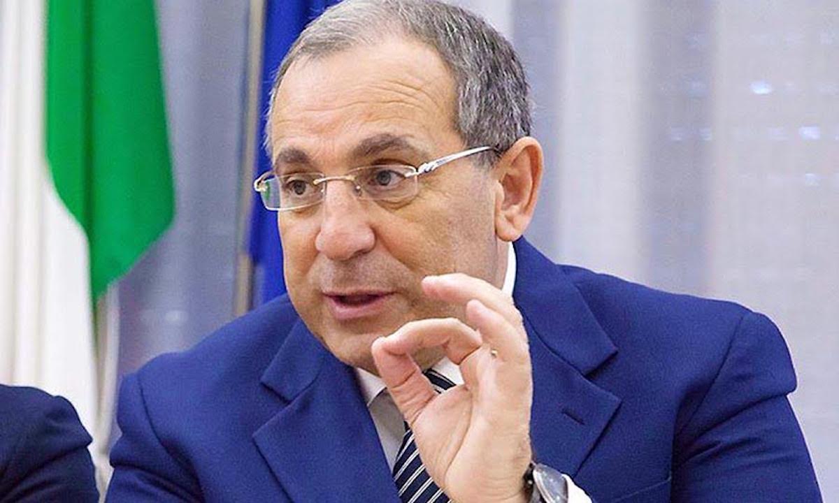 Pozzuoli, aggiornamenti sul bradisismo: oltre 200 edifici inagibili e misure per garantire i trasporti marittimi