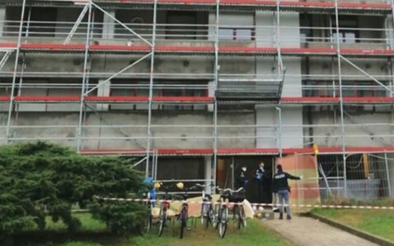 Choc a Ravenna, madre si lancia dal nono piano con la figlia di 6 anni e il cane: morta la bimba