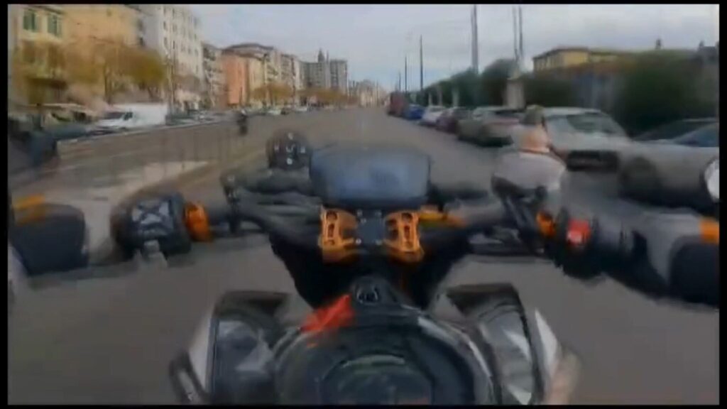 Napoli, sfreccia in città a 130 km/h sulla moto per girare una sfida video social