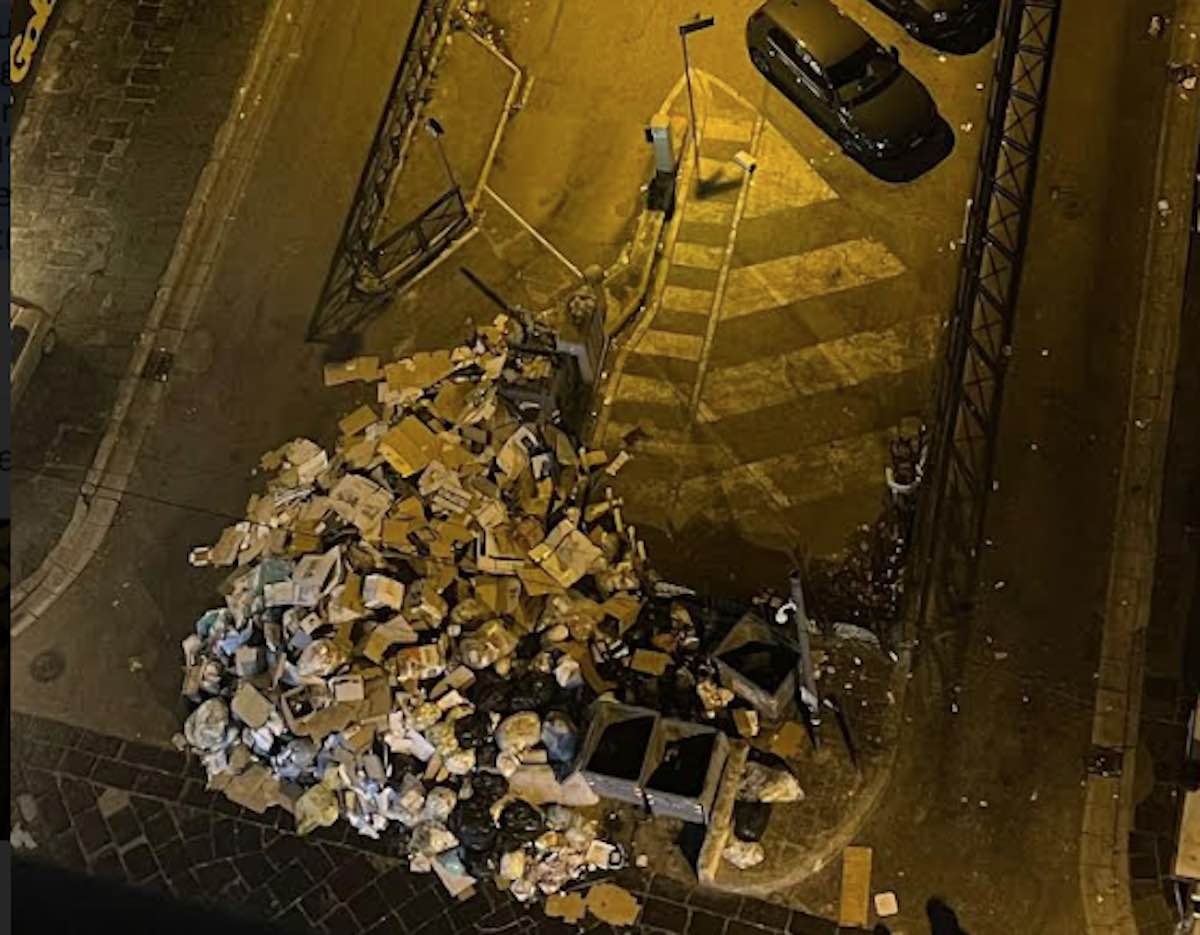 Napoli, via Maddalena invasa dai rifiuti nella notte della Befana. Situazione emergenziale.