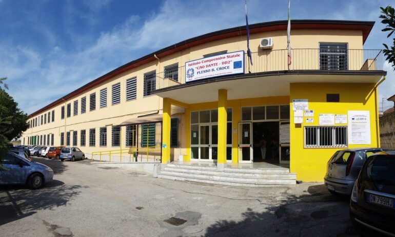 Casal di Principe, ruba gli infissi dalla scuola: arrestato 36enne