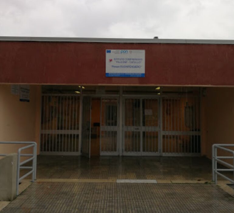 Pomigliano, spari nel giardino della scuola: caccia ai pistoleri