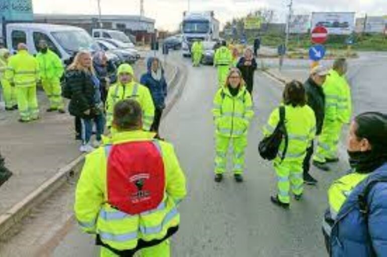 Sit-in operai manutenzione strade Caserta. azienda rispetti patti