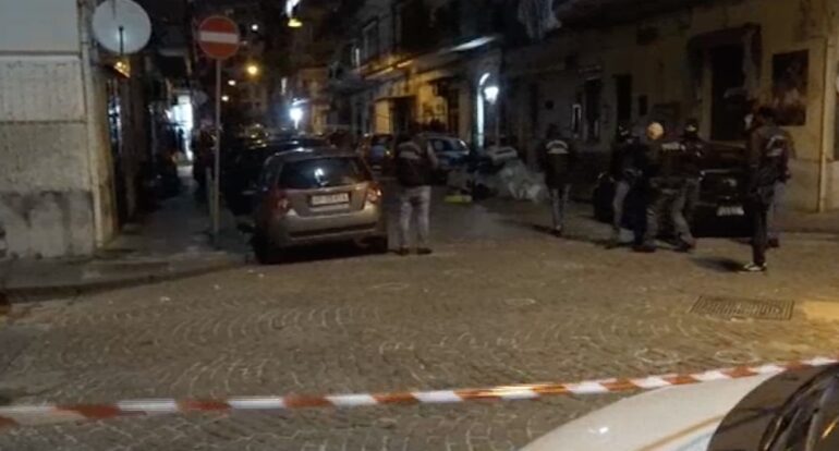 Napoli, nuovo agguato alle Case Nuove: ferito un rider di 26 anni, è giallo sul movente